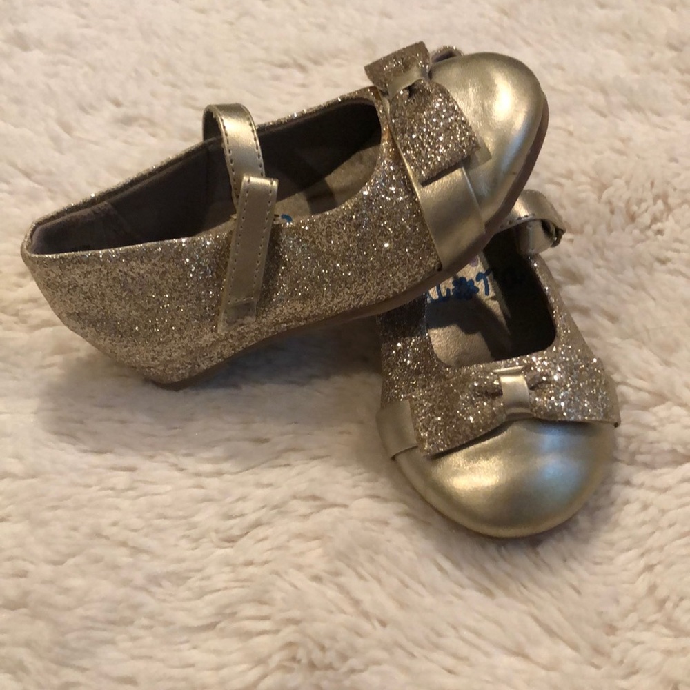 Dora Sparkly gold dress shoes with bows